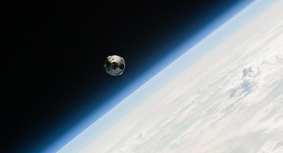    Boeing CST-100 Starliner на подлете к МКС / Викимедиа