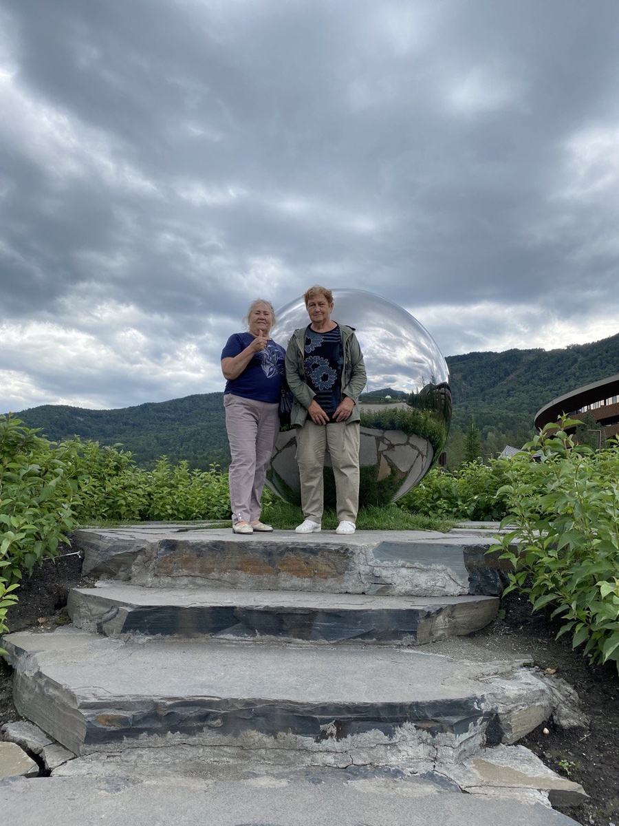 Горнолыжный курорт Манжерок в горном Алтае. Один из арт-объектов рядом с отелем Подкова. Я слева