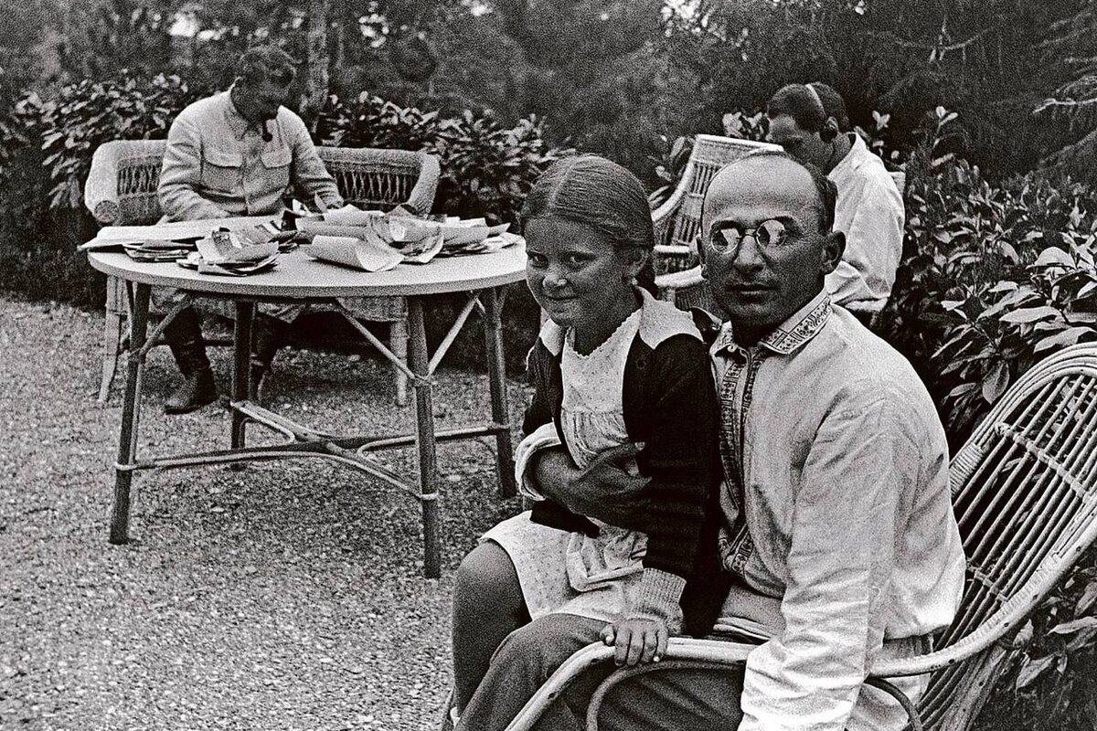 Л. П. Берия и дочь И. В. Сталина (Сталин — на заднем плане), 1931 г