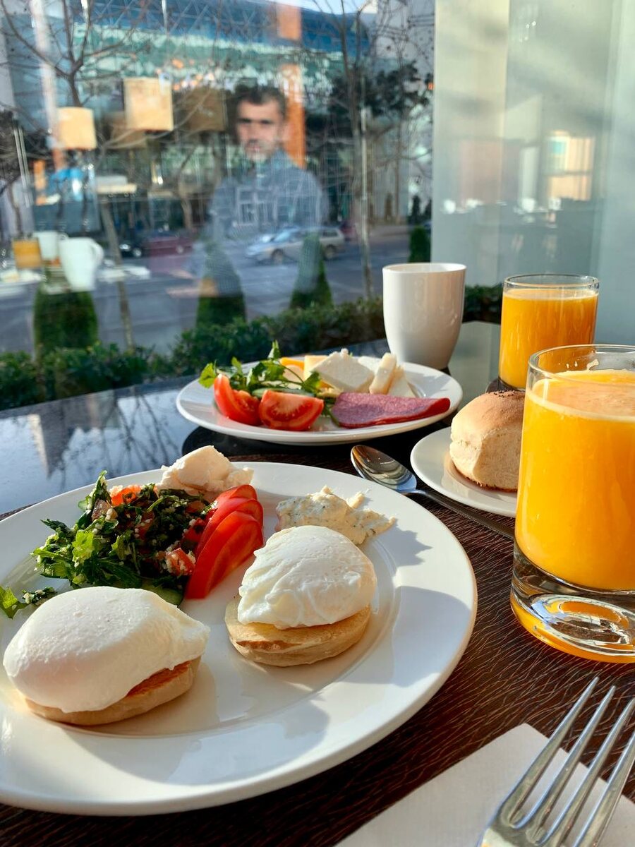 Завтрак в отеле Hilton Baku.