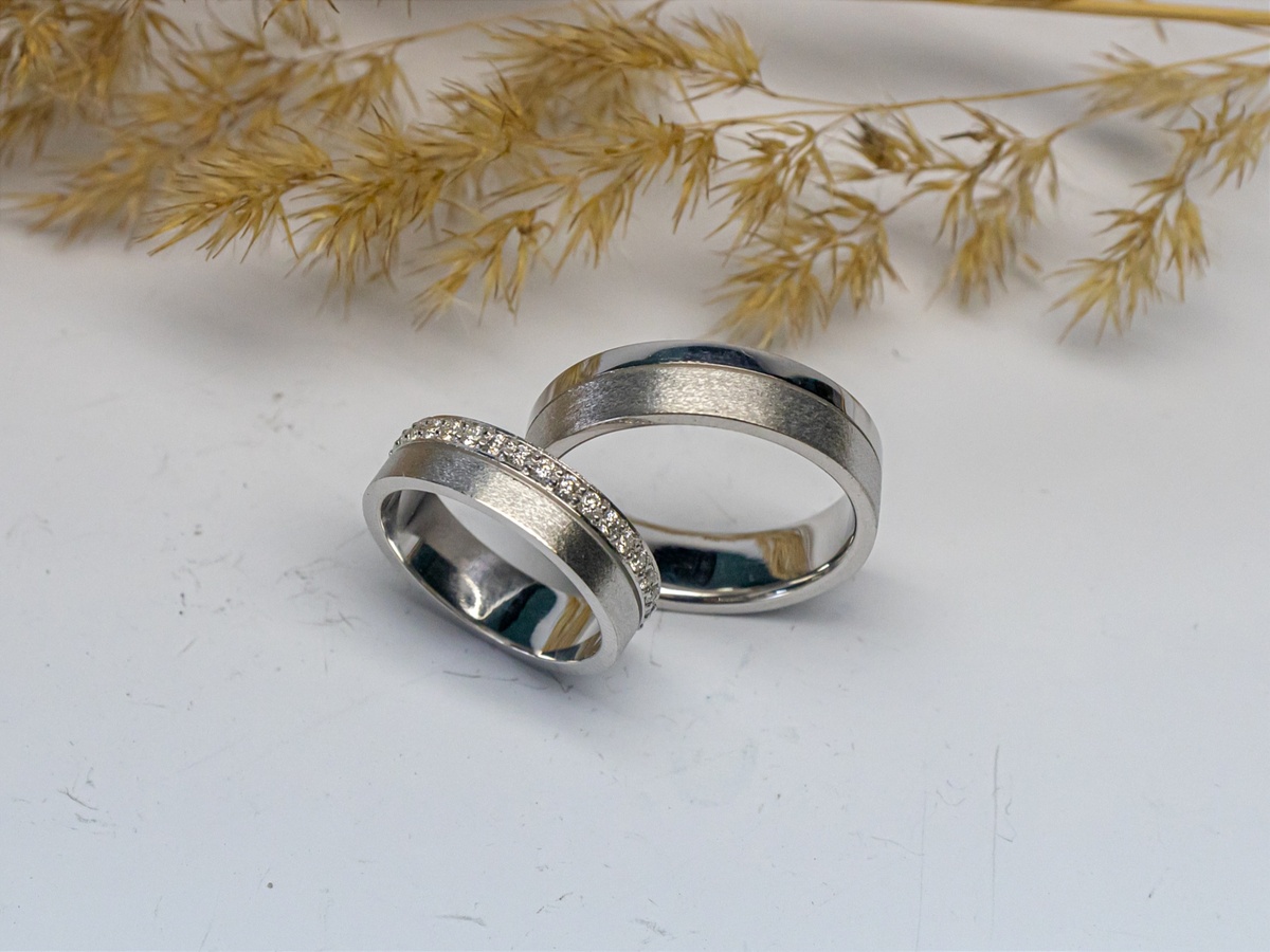 Серебряные и золотые обручальные кольца с россыпью природных бриллиантов