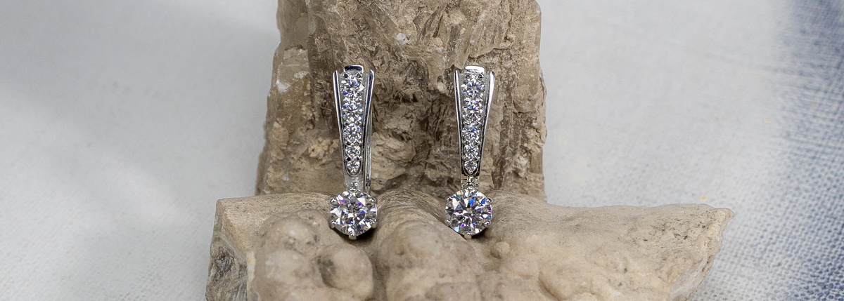 Серьги из белого золота с натуральными крупными и лабораторными мелкими бриллиантами