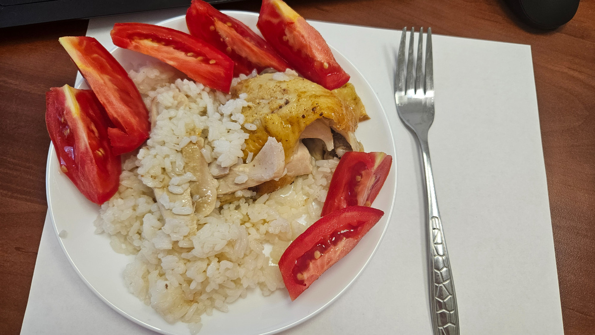 Обед. Рис, курица запеченая, помидор.  472 ккал.