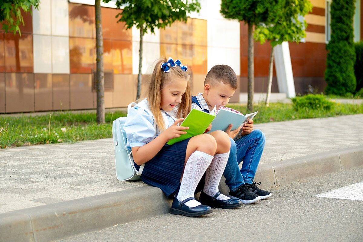 В первом классе дети учатся переносить слова по слогам. Источник: Shutterstock📷
