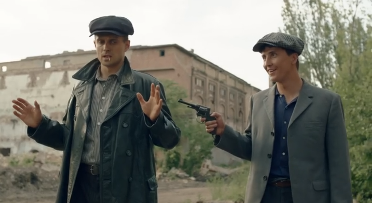 Слева Кречет (Алексей Комашко) и уголовник Лом (Богдан Колесник)