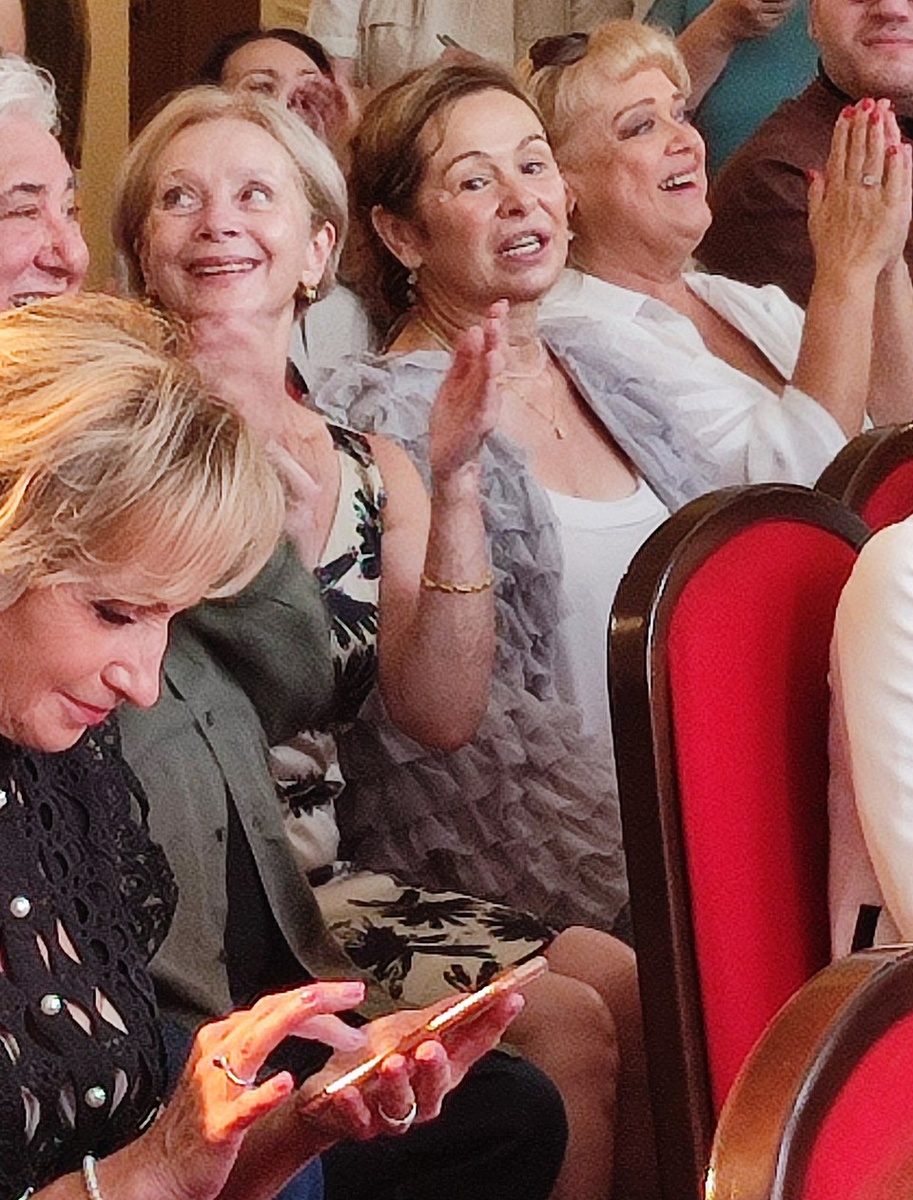    Актрисы Галина Беляева, Татьяна Аугшкап, Любовь Руденко на сборе труппы. Анастасия ПЛЕШАКОВА