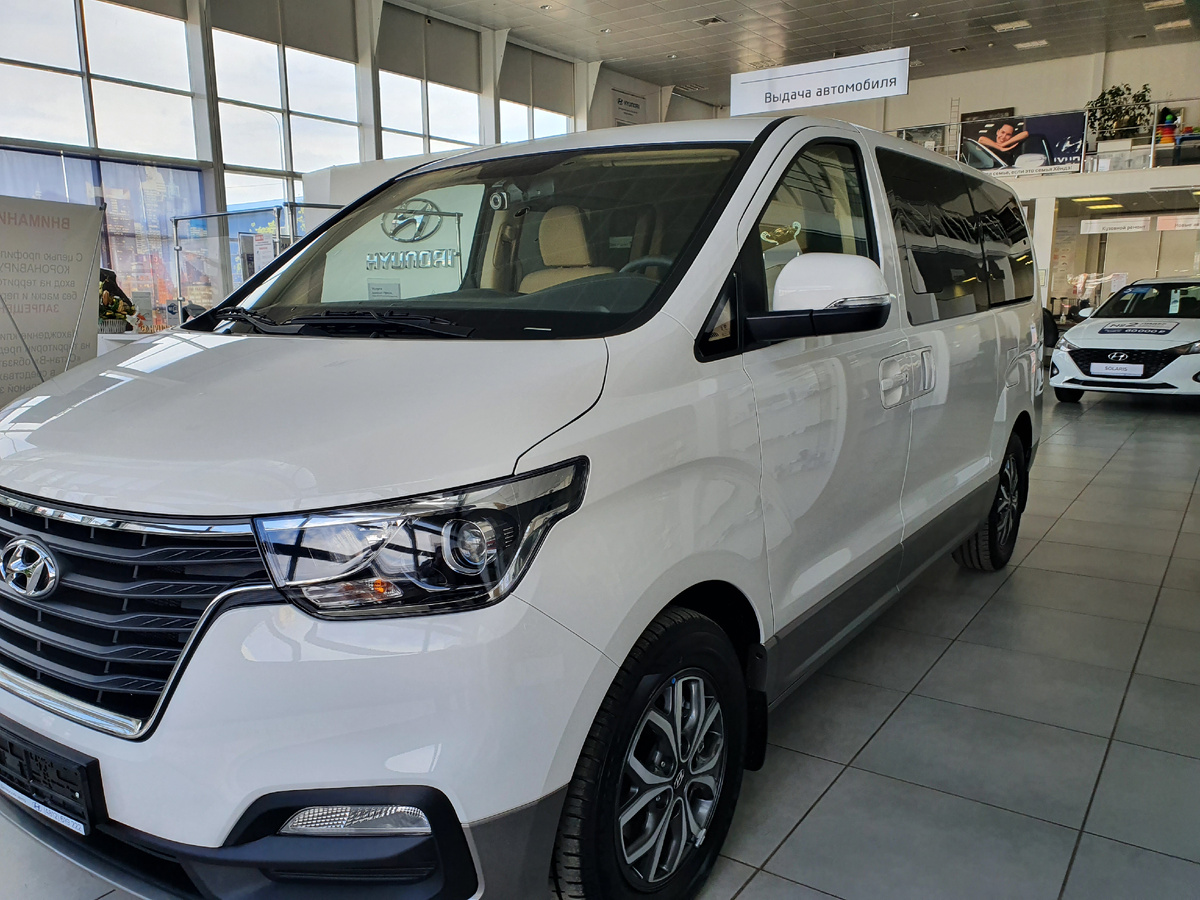 Новый автомобиль в момент выдачи покупки у официального дилера