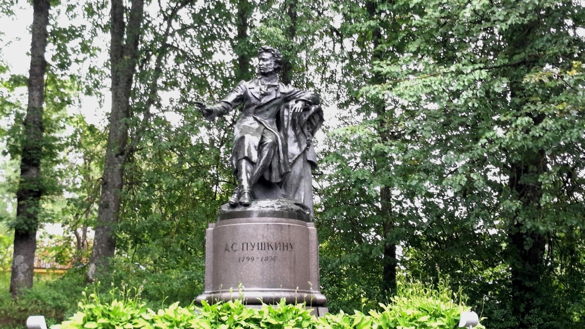 фото памятник поэту