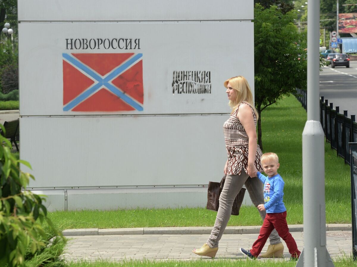    Флаг Новороссии, нарисованный на стене здания на одной из улиц города Донецка© РИА Новости / Михаил Воскресенский