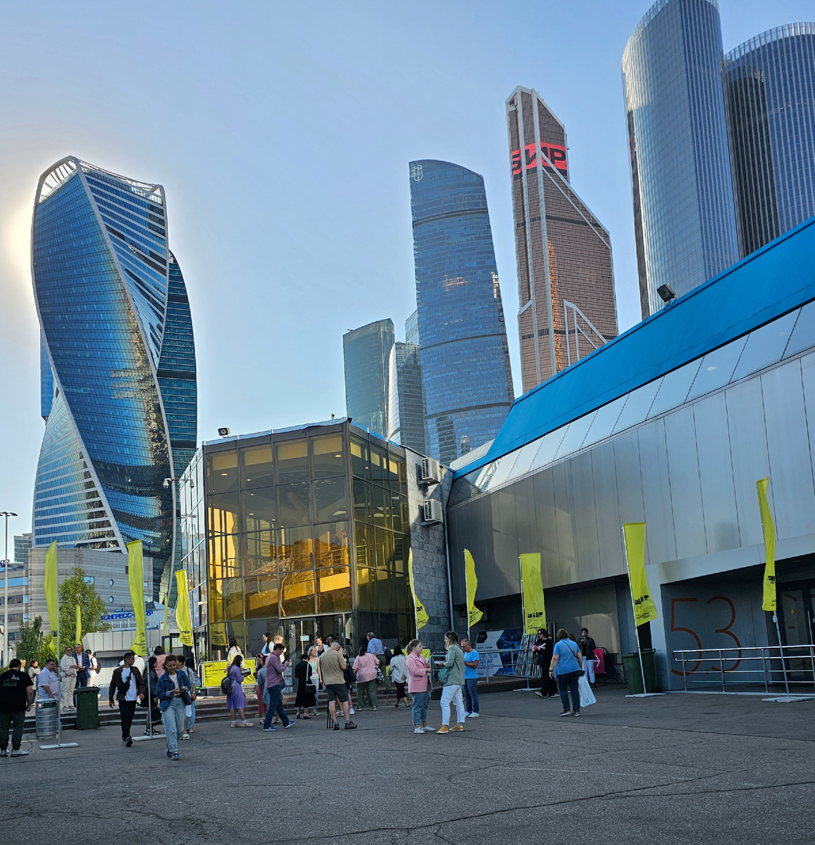 В стеклянном стакане -вход на второй этаж (Фото автора Л. Баевой)