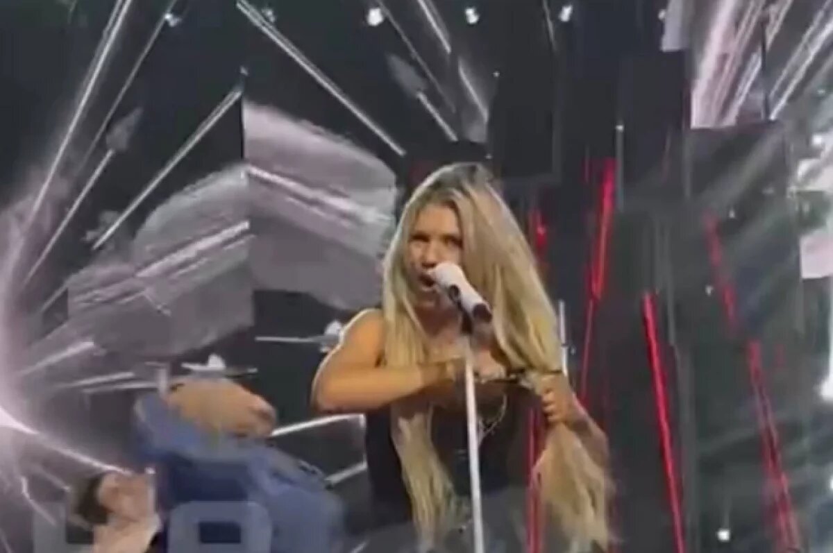    Люся Чеботина отрезала себе волосы на сцене во время выступления