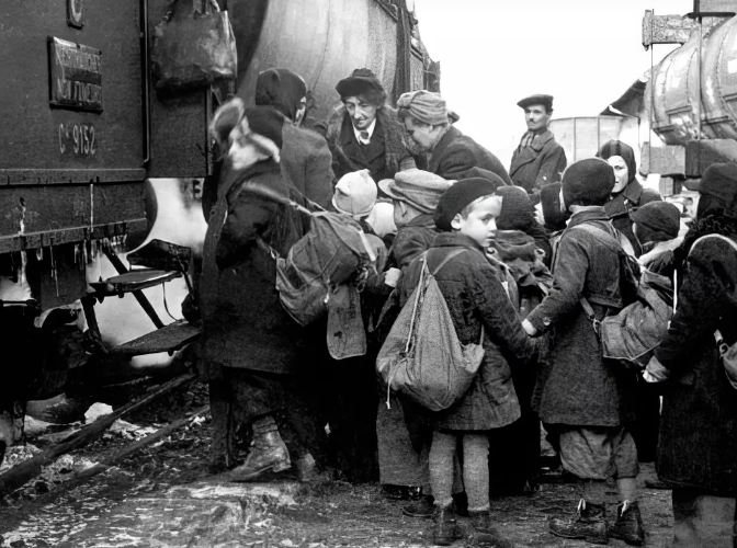 На илл.: Эвакуация из Москвы. Эшелон. Теплушки. Люди. 1941 год