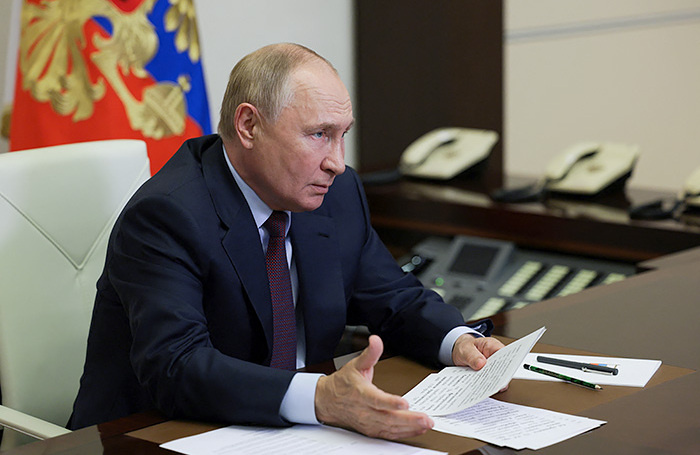    Президент РФ Владимир Путин во время совещания по экономическим вопросам в режиме видеоконференции в Ново-Огареве. Sputnik/Alexander Kazakov/Reuters