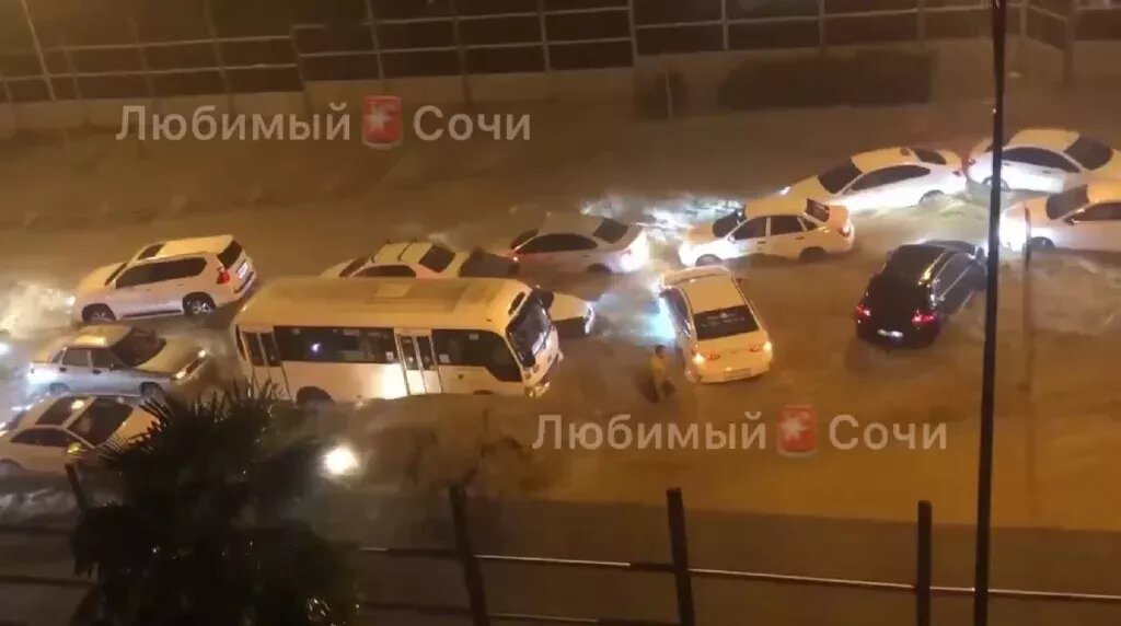 Остановившиеся машины с автобусом