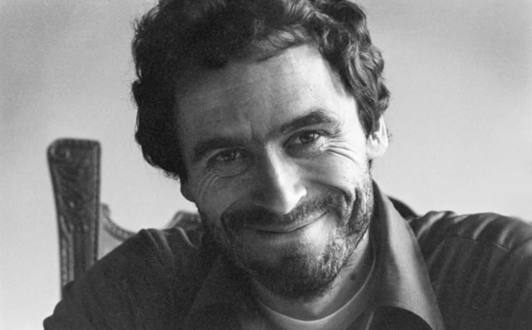 Тед Банди — один из самых известных серийных убийц в истории, чьи жестокие преступления оставили неизгладимый след в памяти общества и криминальной психологии. Его жизнь и преступная карьера представляют собой трагическую комбинацию обаяния и ужаса, что делает его одним из самых изучаемых маньяков двадцатого века. 
Тед Банди родился 24 ноября 1946 года в Берлингтоне, штат Вермонт. В его раннем детстве сложные семейные обстоятельства сыграли важную роль в формировании его личности. Его мать, Ллойд, была всего лишь подростком, когда родила Теда, и вскоре после рождения, она переехала с ним к своим родителям, которые растили их как семью. Банди рос, считая бабушку и деда своими родителями, а свою мать — сестрой. Такие обстоятельства создали у него эмоциональные проблемы и ощущение покинутости.

Несмотря на трудное детство, Банди проявлял выдающиеся способности в учёбе. Он учился в университете штата Вашингтон, где получил степень в области психологии. На протяжении своего обучения он интересовался социальной психологией и манипуляцией — теми темами, которые вскоре стали являться основой его преступной деятельности. Его смекалка и умение обольщать людей привели к его союзу с активистами, от которых он получал поддержку и одобрение, что также способствовало его самооценке.

Преступная деятельность Теда Банди началась в 1974 году, когда на побережье Западного побережья США начали пропадать женщины. Банди действовал на территориях нескольких штатов, включая Вашингтон, Орегон, Колорадо и Флориду. Он выбирал своих жертв среди молодых женщин, часто студентов колледжей, которых заманивал манипулятивными тактиками. Его подходы варьировались от ложной просьбы о помощи до использования поддельного оружия. Например, он часто притворялся, что у него сломано колесо, или что ему нужна помощь, после чего нападал на жертву.
