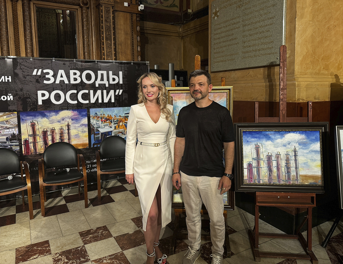 Анна Горчакова и Валерий Ивановский на выставке "Заводы России" в Государственном историческом музее. 26.08.2024. Фото © «Московская газета»