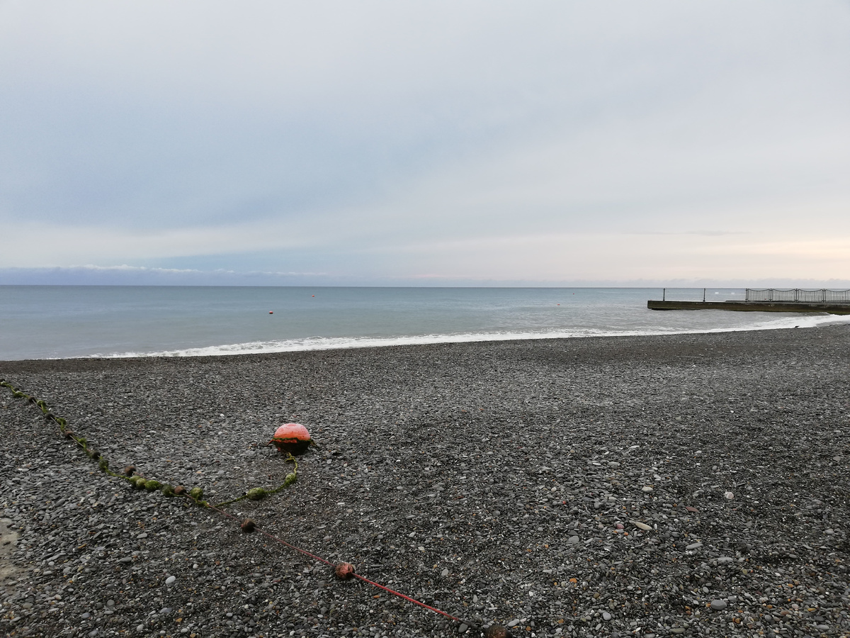 После урагана волны небольшие, но пляжи закрыты