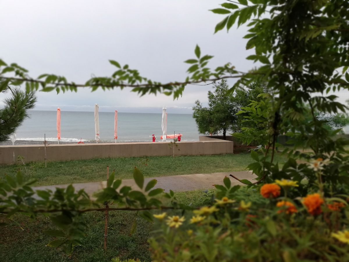 Первый ряд  зонтов принял на себя удар стихии, хорошо никого не зашибло