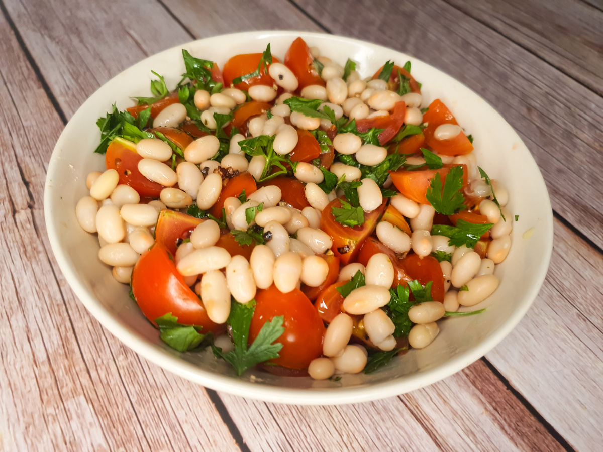 Салат с черри и фасолью 