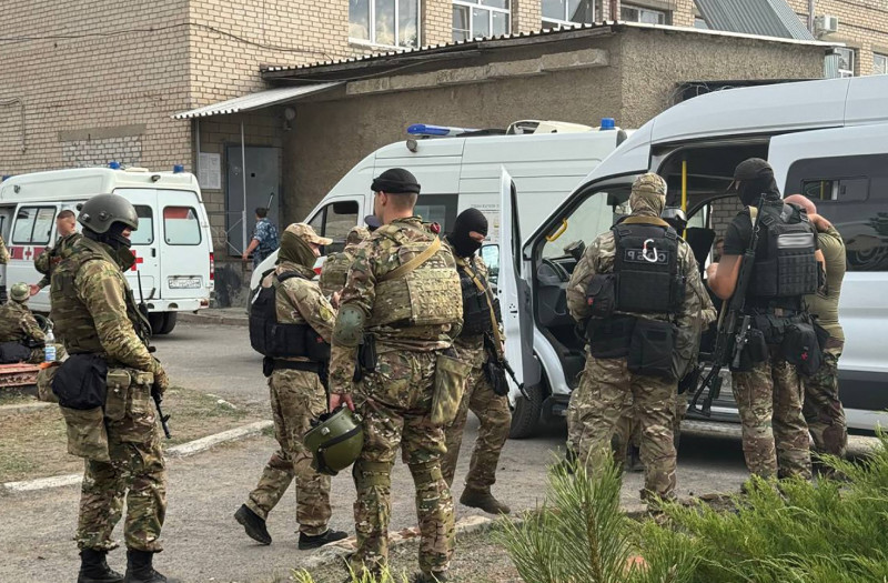 На помощь пришли бравые ребята из Росгвардии. Снайперы спецподразделений четырьмя точными выстрелами нейтрализовали захватчиков.