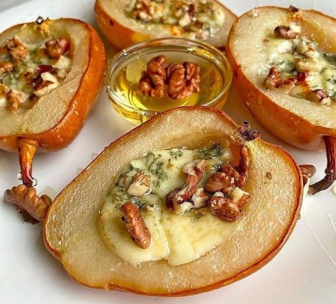 КБЖУ на 100гр: 140/5/9/9

ИНГРЕДИЕНТЫ 
-груша- 2шт
-сыр «Дор Блю»- 75гр
-грецкий орех- 15гр
-мед- 5гр

🍽 ПРИГОТОВЛЕНИЕ 
-груши моем, разрезаем напополам
-чайной ложечкой вынимаем серединку
-сыр нарезаем кубиком, выкладываем в серединку груш и отправляем в разогретую до 180град духовку на 25мин
-вынимаем из духовки, посыпаем рубленными орехами и поливаем мёдом