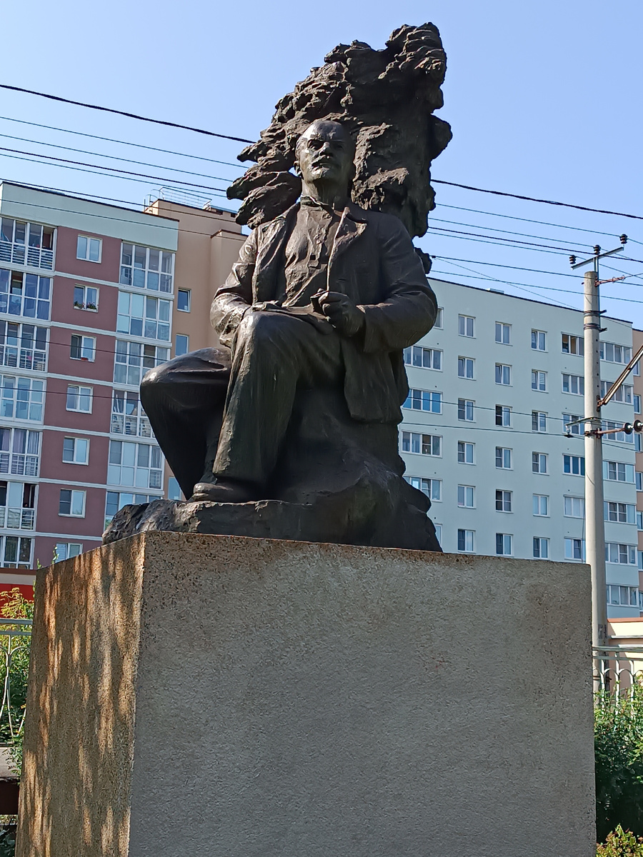 Памятник Ленину на станции Разлив