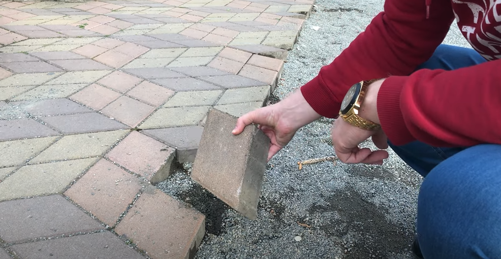 Укладка тротуарной плитки на отсев