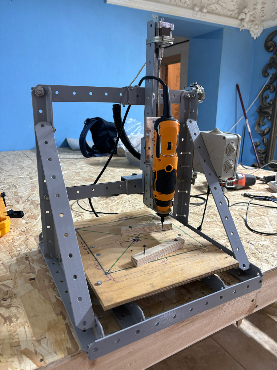  Станок с рабочим полем 20*20 сантиметров 