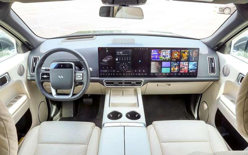    Интерьер лаконичен, но всё выглядит дорого – и на взгляд, и на ощупь. К посадке претензий нет.