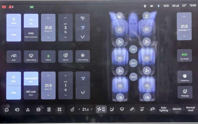    Всё управление трехзонным климат-контролем тоже выведено на экран.