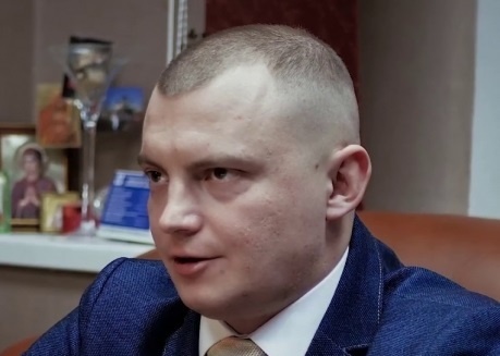 — Зачастую экстремистов находят в местах лишения свободы — это всем известное А.У.Е. (запрещенное в РФ экстремистское движение). Силовики имеют опыт привлечения к ответственности за участие в криминальной субкультуре и на свободе — вспомните дело «Стародаманских».