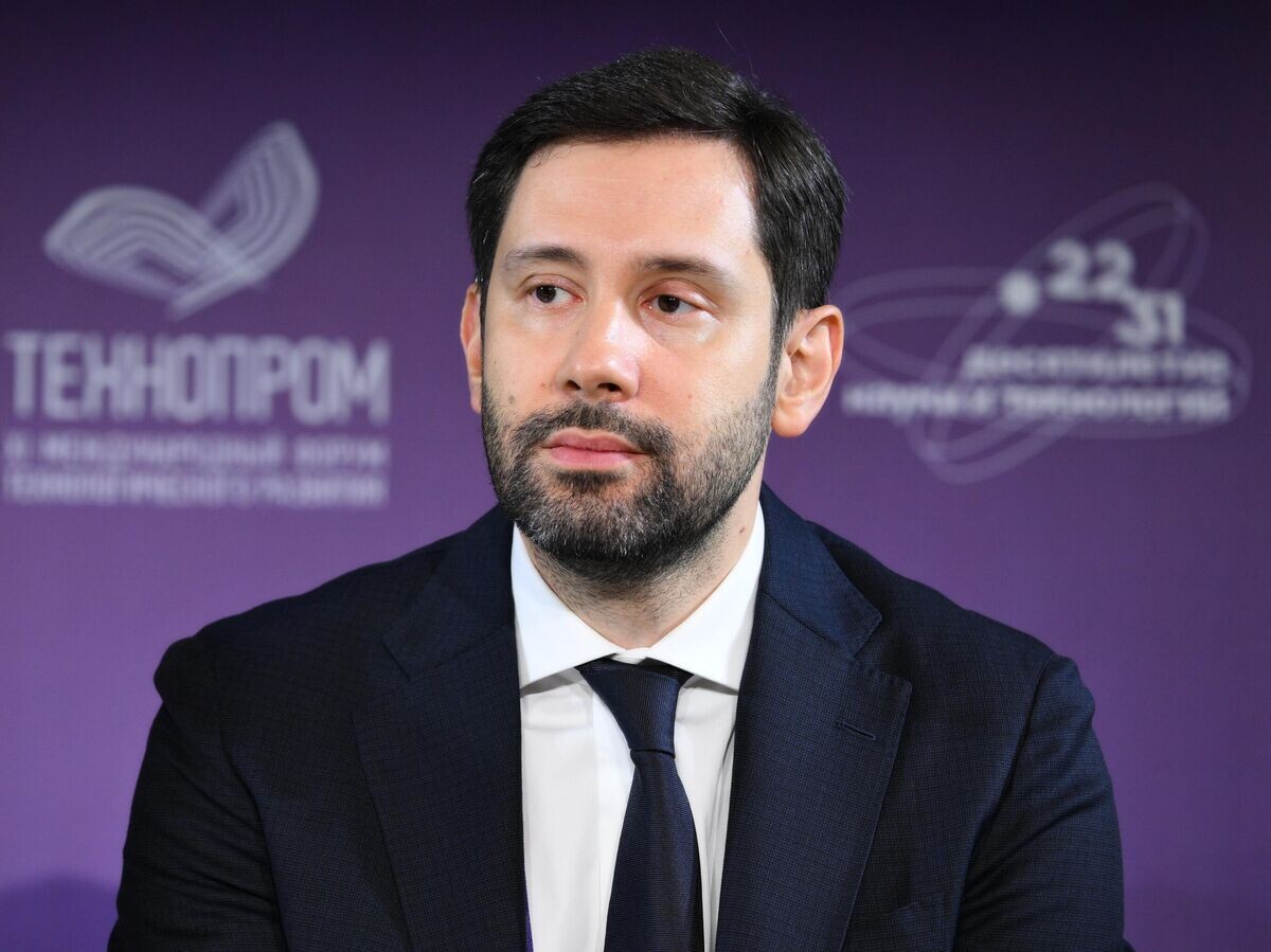    Руководитель Федеральной службы по интеллектуальной собственности Юрий Зубов на пленарной сессии в рамках XI Международного форума технологического развития "Технопром-2024" в Новосибирске© РИА Новости / Александр Кряжев