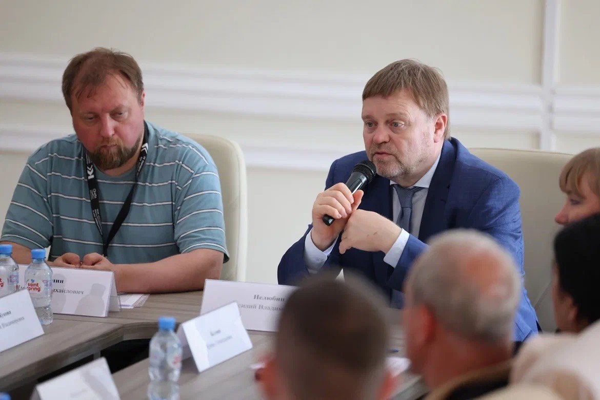 Василий Нелюбин (справа) с исполнительным директором Фонда поддержки регионального кино Союза кинематографистов РФ Дмитрием Якуниным