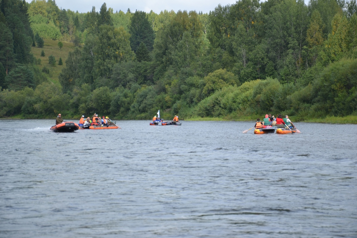 катамараны с туристами. фото автора