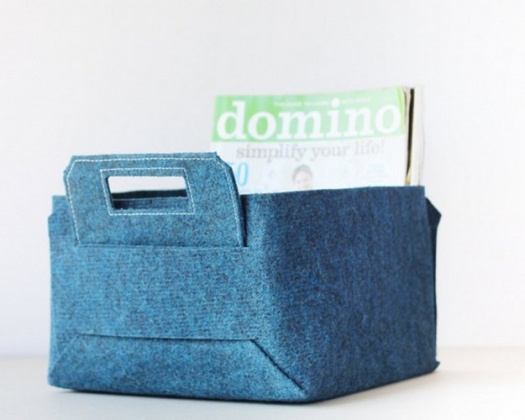 Время от времени в каждом доме появляются вещи, которые негде хранить – непрочитанные журналы, газеты, новые игрушки или фрукты в большом количестве. И если игрушки потом найдут свое постоянное место в доме, то газеты рано или поздно выбросят, а фрукты съедят. Но временно хранить это добро где-нибудь надо, и идеальным вариантом для такого «хранилища» является короб – прямоугольный или квадратный ящик с ручками. 
В старину короб делался из бересты, луба и т.п., но мы с вами уже неоднократно делали поделки из фетра и убедились в прекрасных качествах этого материала. Поэтому сегодня я хочу вам рассказать, как сделать короб из фетра. Этот короб обладает неоспоримым достоинством – его легко сложить и убрать при необходимости на полку.

Нам будут нужны:
- плотный фетр (можно заменить его кожей);
- ножницы;
- роликовый нож или нож для кожи;
- плотная бумага;
- линейка;
- маркер;
- нитки;
- швейная машинка.

Для начала делаем по приведенному ниже шаблону выкройку на бумаге.
Размеры берем произвольные (это зависит от того, насколько большой короб вам нужен). При этом соблюдаем пропорции шаблона.