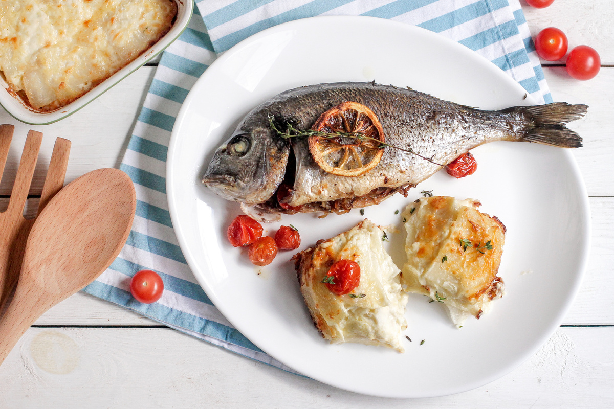 Дорадо, запеченная с картофельным гратеном и помидорами Черри