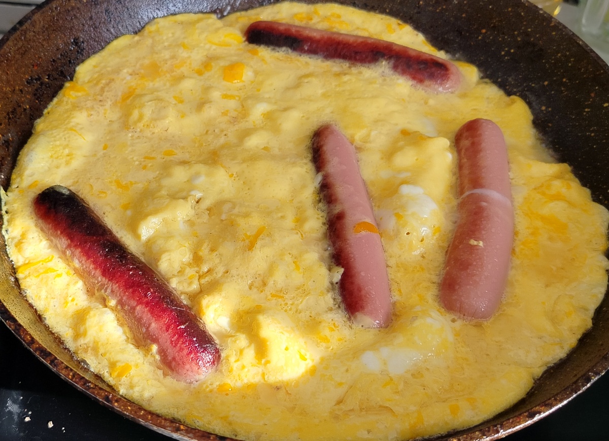 Омлет с сосисками на завтрак 