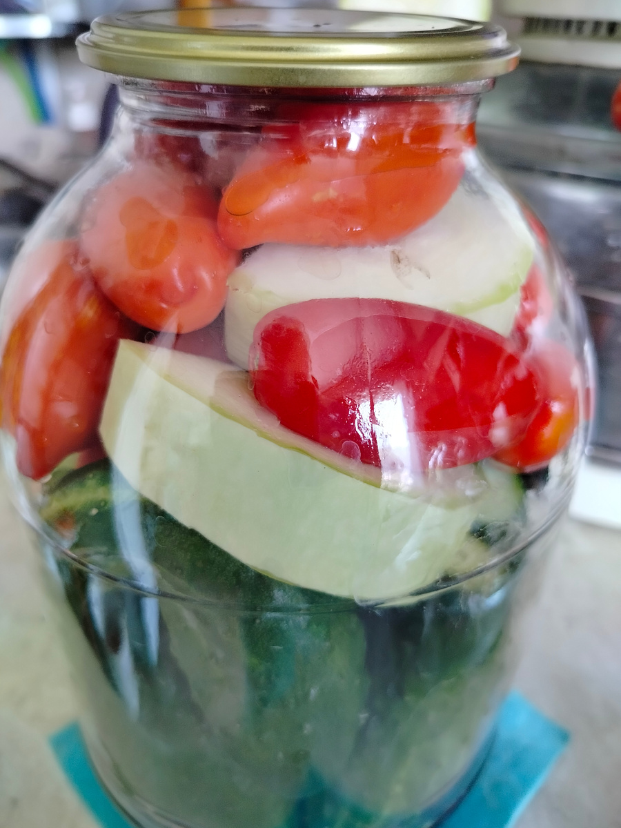 Мариную огурцы