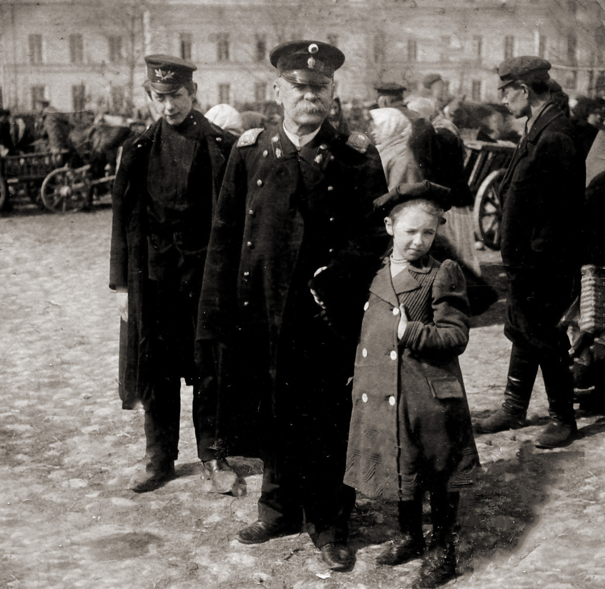 Семья Осмоловских на рынке в Минске. 1903 год