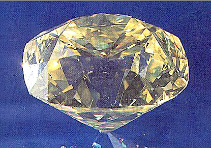 Жёлтый бриллиант "Де Бирс" - центральный элемент колье.