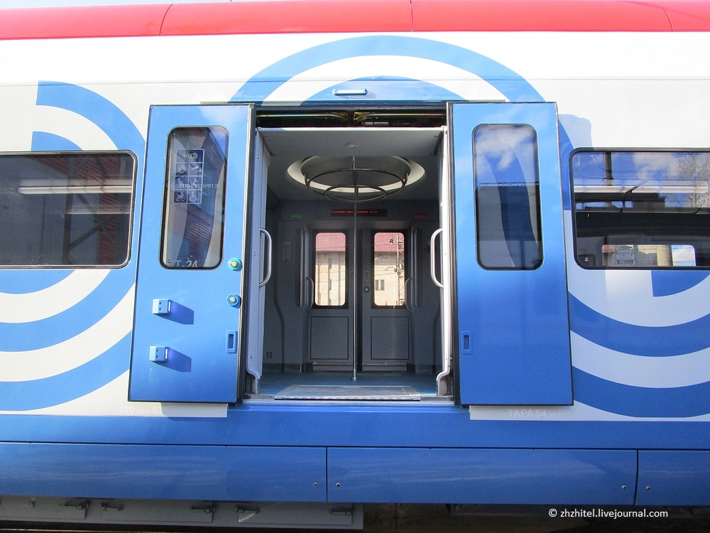 Автор и обладатель исключительных прав: Александр Никулин. 
Фото: «Двери электропоезда «Иволга» 