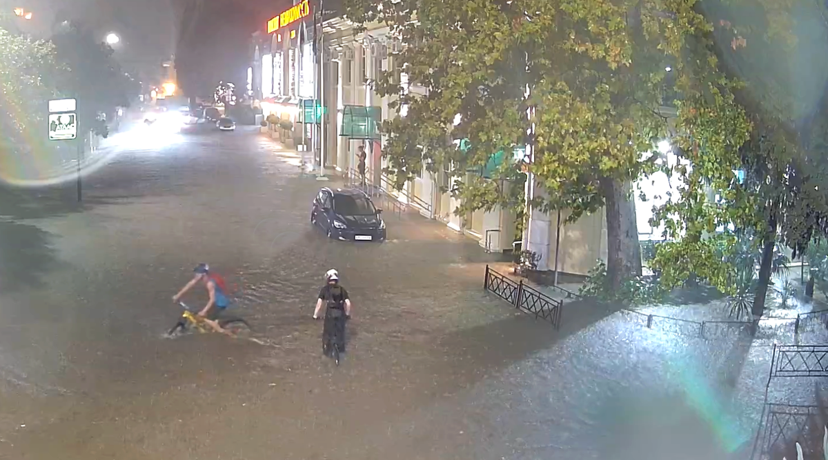 Велосипедисты развлекаются у Вкусной точки :) 