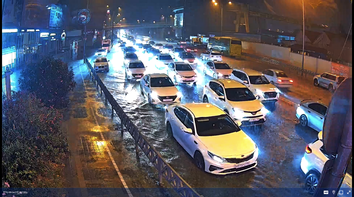 Сразу же по городу образовались огромные пробки