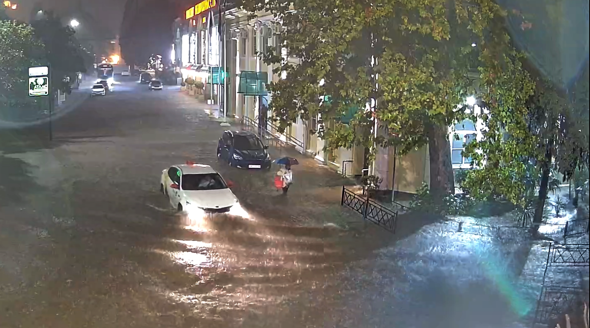 Несколько примеров из центра :) Воды выше колена. Скриншот с камеры сайта sochicamera, вечер 26 августа. Листайте галерею