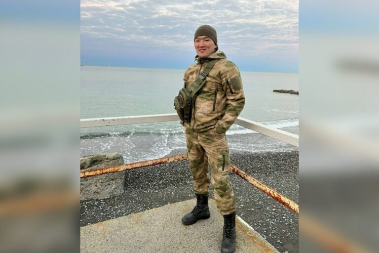    Герой России Ерлан Уркумбаев носил на форме нашивку «Деду за меня не стыдно» Марина Шарт