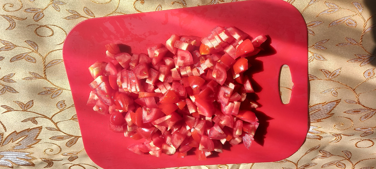 Так долго помидоры я ещё не резал.