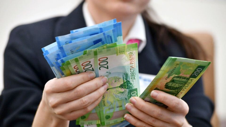    МРОТ может быть повышен в России с 1 января . Источник: РИА "Новости"