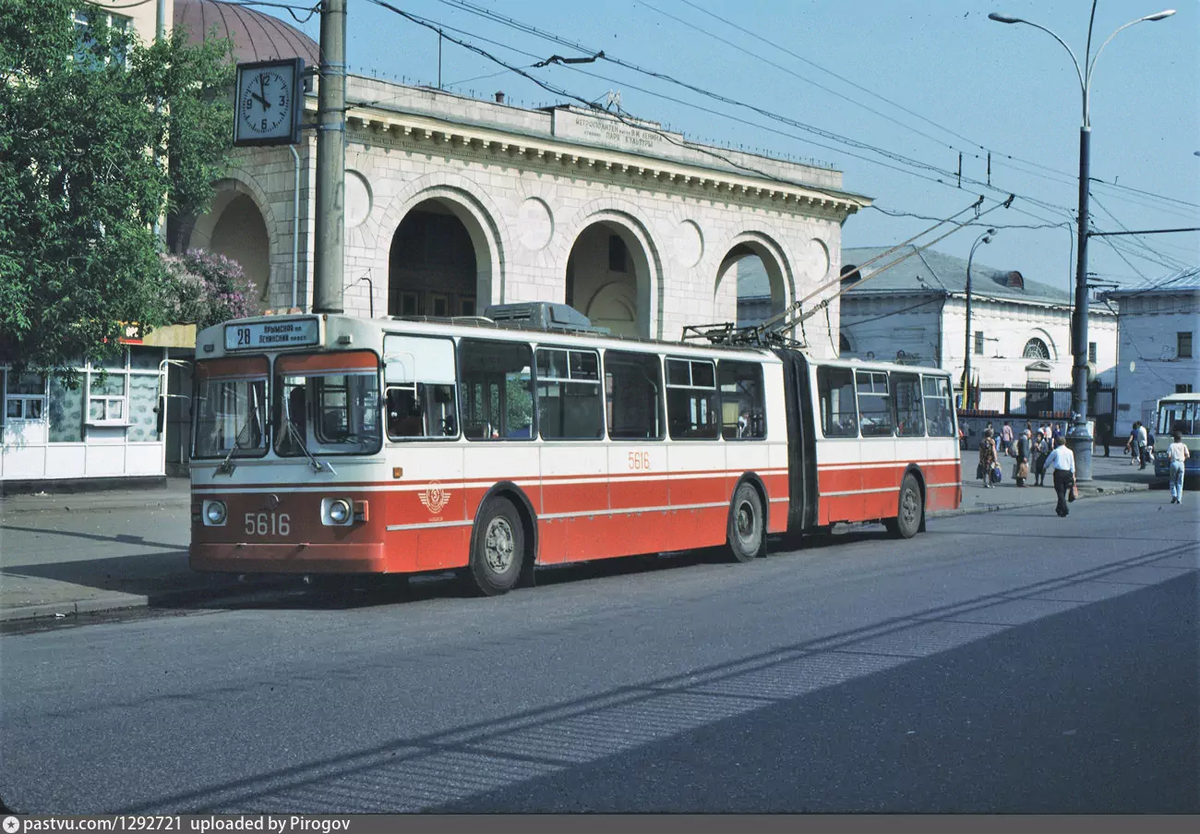 Маршрут №28 около станции метро "Парк культуры", 1989. Автор фото: Thomas E. Fischer. С сайта www.pastvu.com.