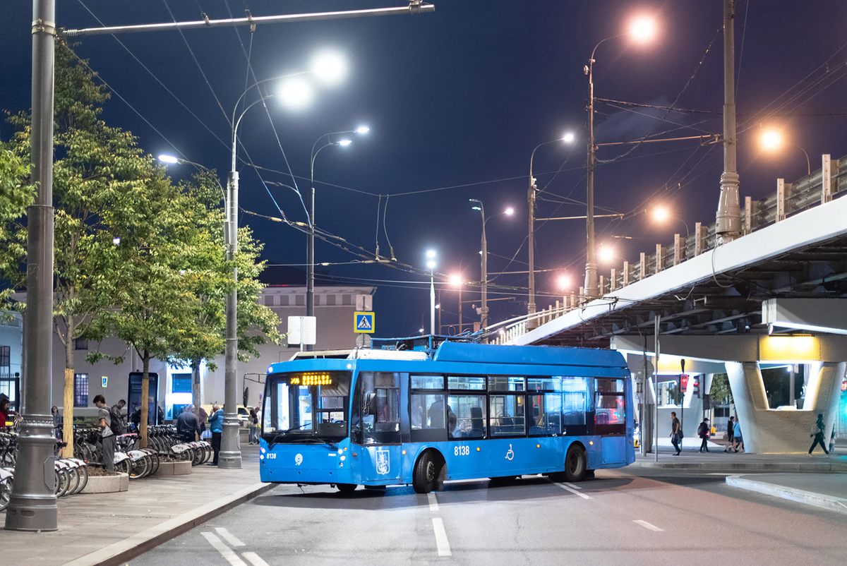 Троллейбус №28 около Крымской эстакады и метро "Парк культуры". Это последний день работы маршрута: 24.08.2020. Автор фото: Клауд. Отсюда: https://transphoto.org. Снимки в этот раз во всех галереях будут не в хронологическом порядке, а по трассе следования. То есть мы с вами "проедем" по маршрутам.