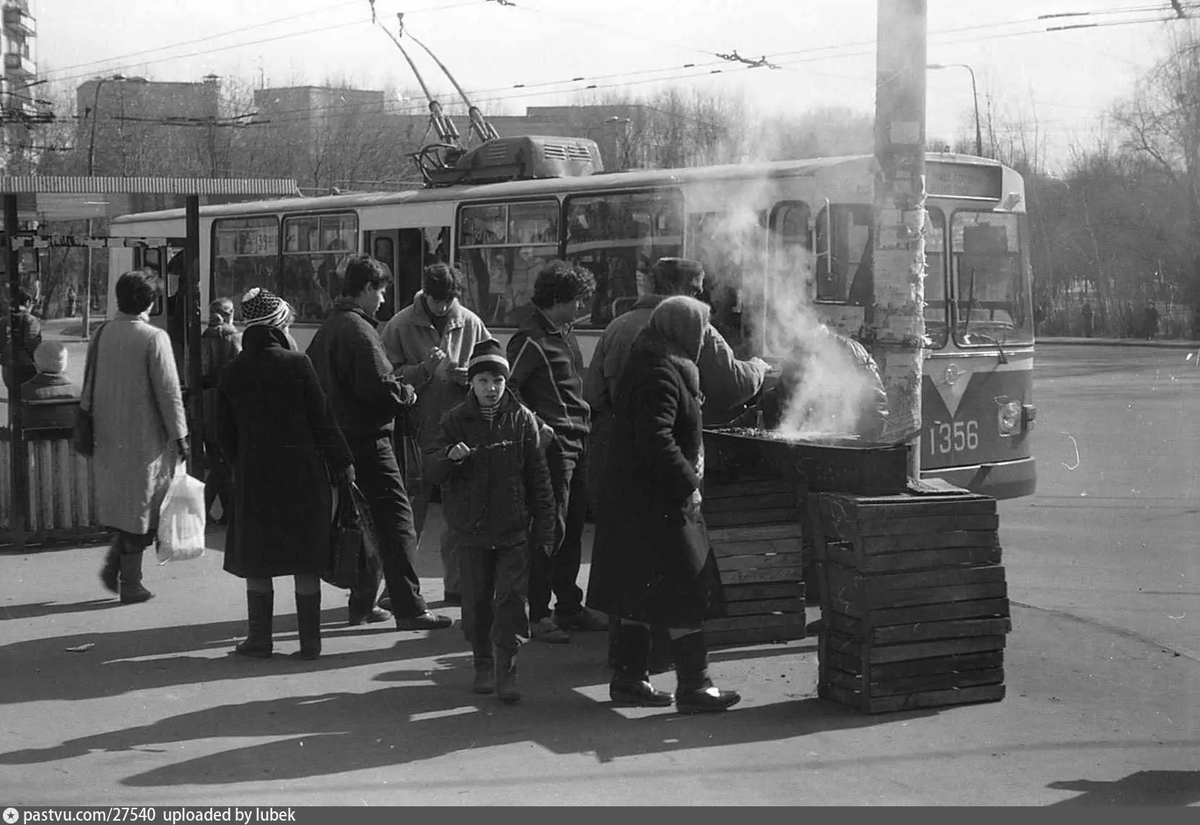 Троллейбус №59 на конечной остановке "Метро "Сокол", 1991. С сайта www.pastvu.com.